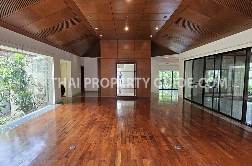 House with Private Pool in Nichada Thani 